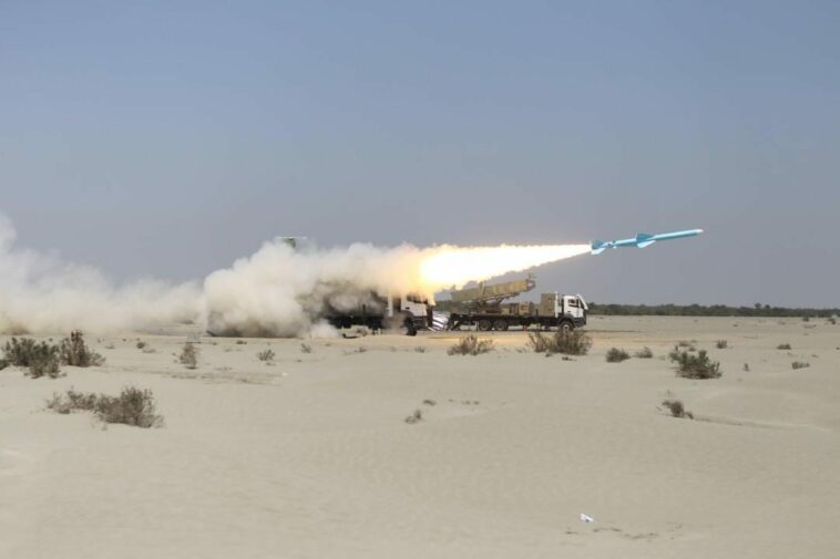 Irán dice que ha probado con éxito un misil balístico lanzado