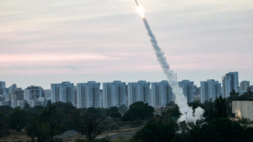 Israel mata a militantes de alto rango de Gaza mientras los cohetes palestinos causan la primera víctima mortal