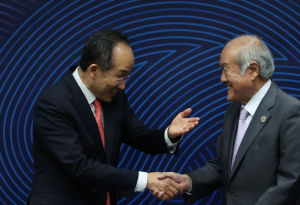 El viceprimer ministro y ministro de Economía y Finanzas de Corea del Sur, Choo Kyung-ho, estrecha la mano del ministro de Finanzas de Japón, Shunichi Suzuki, durante su reunión en Incheon, Corea del Sur, el 2 de mayo de 2023. (Reuters)