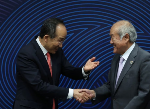 El viceprimer ministro y ministro de Economía y Finanzas de Corea del Sur, Choo Kyung-ho, estrecha la mano del ministro de Finanzas de Japón, Shunichi Suzuki, durante su reunión en Incheon, Corea del Sur, el 2 de mayo de 2023. (Reuters)