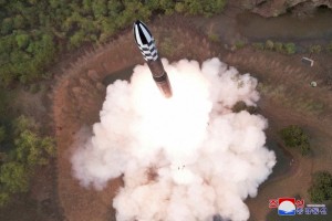 Una vista de un lanzamiento de prueba de un nuevo misil balístico intercontinental de combustible sólido (ICBM) Hwasong-18 en un lugar no revelado en esta imagen fija de una foto utilizada en un video publicado por la Agencia Central de Noticias de Corea del Norte (KCNA) el 14 de abril de 2023. KCNA vía REUTERS TV/vía REUTERS