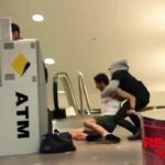 Ha resurgido un video de una broma de YouTube que salió mal cuando los adolescentes fingen 'robar' unos a otros en un cajero automático en Sydney