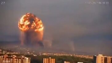 La ciudad ucraniana de Khmelnytskyi fue sacudida por una gran explosión después de que Rusia envió 21 drones a un silo del ejército causando una enorme bola de fuego que hirió a decenas.