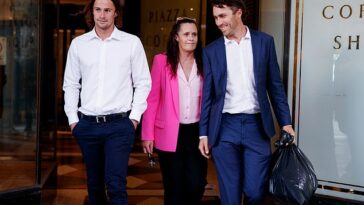 La estrella de Cronulla Nicho Hynes (izquierda) y su madre Julie (centro) abandonan el Tribunal de Distrito del Centro de Downing en Sydney después de que fue sentenciada el martes.