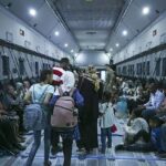 Gran Bretaña terminó de evacuar a los británicos aterrorizados de Sudán, con 2.197 personas rescatadas del país devastado por la guerra en el puente aéreo más largo y más grande realizado por cualquier nación occidental durante la crisis.  En la foto: una familia aborda un avión de la RAF desde la base aérea de Wadi Saeedna en Jartum el sábado.