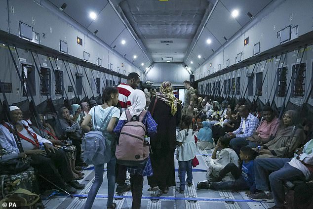 Gran Bretaña terminó de evacuar a los británicos aterrorizados de Sudán, con 2.197 personas rescatadas del país devastado por la guerra en el puente aéreo más largo y más grande realizado por cualquier nación occidental durante la crisis.  En la foto: una familia aborda un avión de la RAF desde la base aérea de Wadi Saeedna en Jartum el sábado.