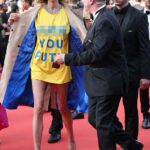 La modelo ucraniana Alina Baikova lució un vestido corto estampado con el mensaje 'F*** YOU PUTIN' en la alfombra roja de Cannes.