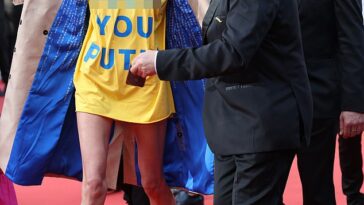 La modelo ucraniana Alina Baikova lució un vestido corto estampado con el mensaje 'F*** YOU PUTIN' en la alfombra roja de Cannes.