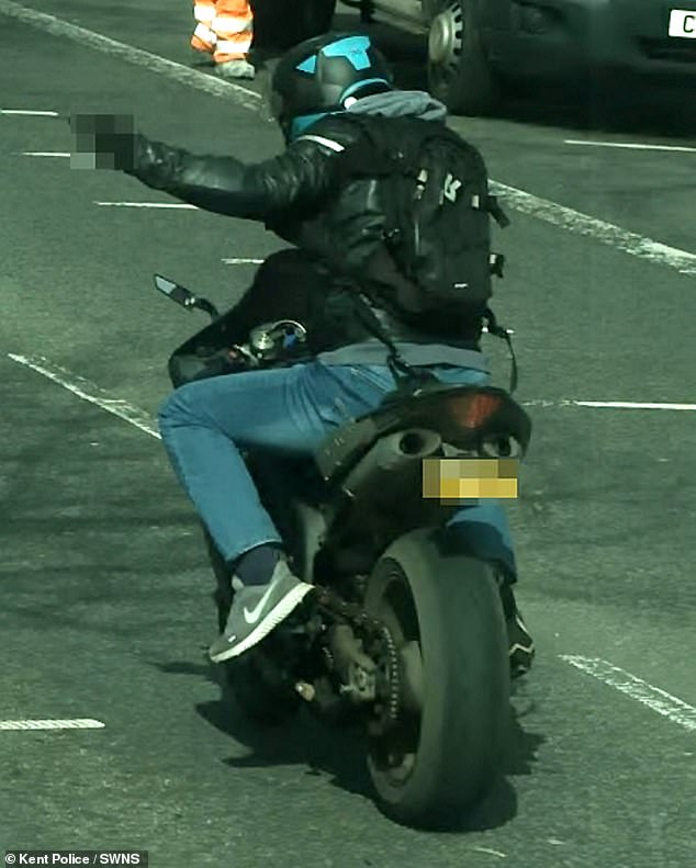 El motociclista de 44 años rompió el límite de velocidad de 30 mph seis veces en Tunbridge Wells, Kent, haciendo gestos groseros a la cámara de velocidad cada vez.