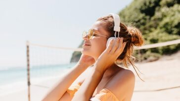 No hay nada como sentarse al sol y escuchar música alegre.  Y resulta que realmente preferimos las canciones alegres cuando hace buen tiempo, según un nuevo estudio (imagen de archivo)