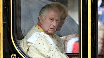 El rey Carlos III y la reina Camila llegan ayer por la mañana en el carruaje estatal Diamond Jubilee a las afueras de la Abadía de Westminster mientras esperan afuera antes de la ceremonia.