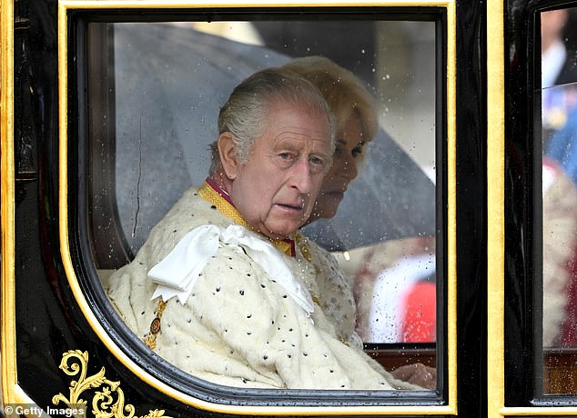 El rey Carlos III y la reina Camila llegan ayer por la mañana en el carruaje estatal Diamond Jubilee a las afueras de la Abadía de Westminster mientras esperan afuera antes de la ceremonia.