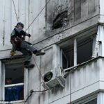 Ataque aéreo: un especialista inspecciona ayer un bloque de apartamentos dañado en Moscú