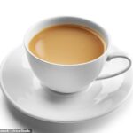 Es ampliamente considerada como la bebida nacional de Inglaterra, pero a pesar de que llegó a nuestras costas en la década de 1650, queda una pregunta: ¿debes poner leche antes de preparar una taza de té o después?
