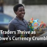 Los comerciantes callejeros prosperan mientras la moneda de Zimbabue se desmorona