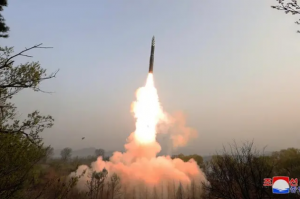 El Ejército Popular de Corea realiza un lanzamiento de prueba de un misil balístico intercontinental de combustible sólido Hwasong-18 en abril de 2023 desde un lugar no revelado en Corea del Norte en esta imagen publicada por la Agencia Central de Noticias de Corea del Norte el 16 de mayo de 2023. (Reuters)
