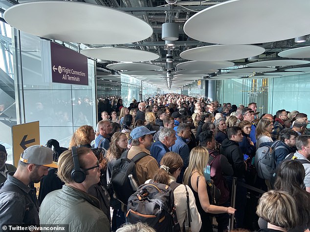 El caos de viajes continúa en inmigración en los principales aeropuertos del Reino Unido después de que las puertas de pasaportes electrónicos comenzaron a sufrir interrupciones