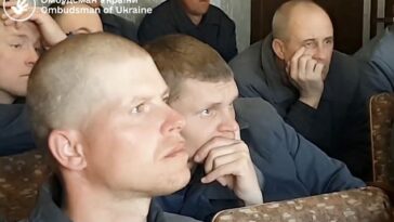 Prisioneros de guerra rusos en Ucrania ven la película Absolute Evil, dirigida por el periodista Andriy Tsaplienko