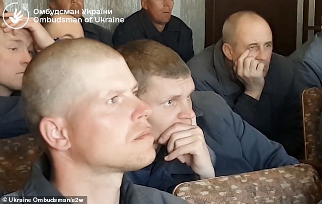 Prisioneros de guerra rusos en Ucrania ven la película Absolute Evil, dirigida por el periodista Andriy Tsaplienko