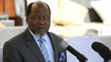 Joachim Chissano, head of the mediation of the SADC (Southern African Development Community) talks to journalists.