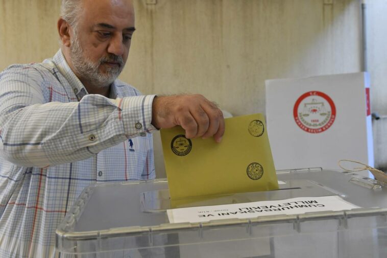 Los turcos en el Líbano comienzan a emitir votos para las elecciones del 14 de mayo en Turkiye