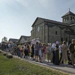 La gente espera para ver el cuerpo de la hermana Wilhelmina Lancaster en la abadía Benedictinas de María, Reina de los Apóstoles el domingo.