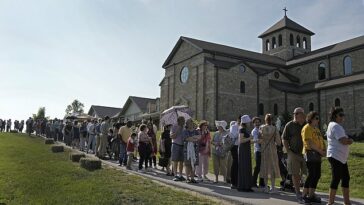 La gente espera para ver el cuerpo de la hermana Wilhelmina Lancaster en la abadía Benedictinas de María, Reina de los Apóstoles el domingo.