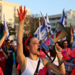 Miles de personas marchan en Tel Aviv contra las reformas judiciales por 18ª semana consecutiva