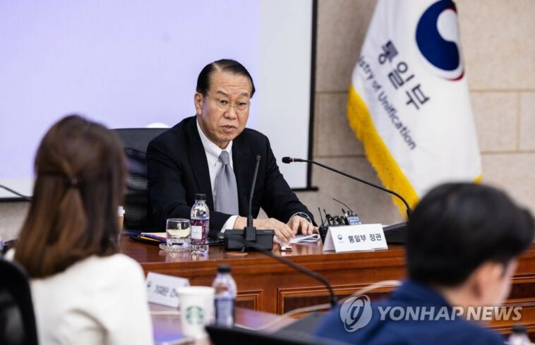 Unification minister urges N. Korean leader to return to dialogue