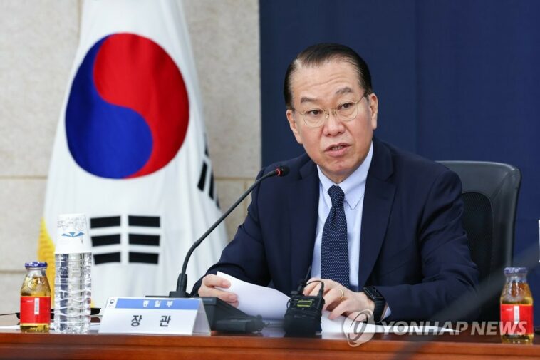 Unification Minister urges efforts to persuade N. Korea to make &apos;right&apos; decision