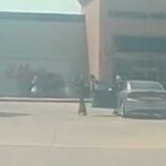 Las imágenes de Dashcam muestran el momento en que un hombre armado abrió fuego y mató a varios civiles en un punto de venta al aire libre en Allen, Texas, ya que, según los informes, la policía busca a un segundo hombre armado que se cree que ayudó en el asalto.
