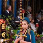 Lord Presidenta del Consejo, Penny Mordaunt, portando la Espada del Estado, en la procesión por la Abadía de Westminster antes de la ceremonia de coronación