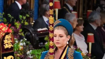 Lord Presidenta del Consejo, Penny Mordaunt, portando la Espada del Estado, en la procesión por la Abadía de Westminster antes de la ceremonia de coronación