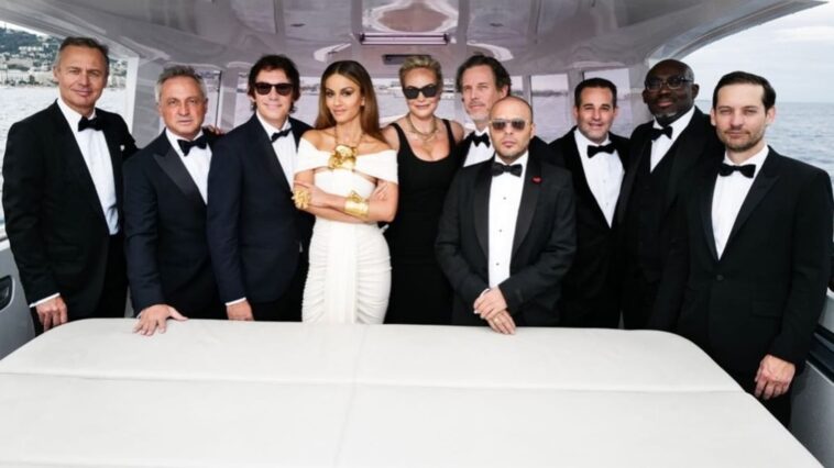 Natasha Poonawalla vista con Leonardo DiCaprio durante Cannes 2023, posa en un yate con 'homie' Tobey Maguire