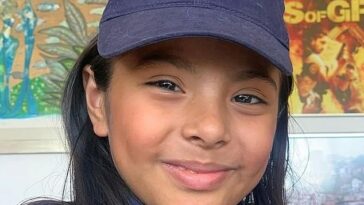 Adhara Pérez Sánchez, de 11 años, de la Ciudad de México, creció en el barrio de bajos recursos de Tláhauc y a menudo la intimidaban en la escuela por ser autista, pero ahora está trabajando en su maestría en matemáticas y espera algún día trabajar para la NASA.