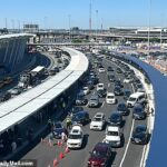 VIERNES DE NUEVA YORK: los viajeros se apresuran al aeropuerto JFK para despegar para el fin de semana largo