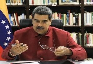 Presidente venezolano Maduro firma decreto para aumentar bonos