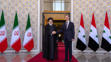 Raisi de Irán felicita a Assad por la 'victoria' durante una rara visita a Siria