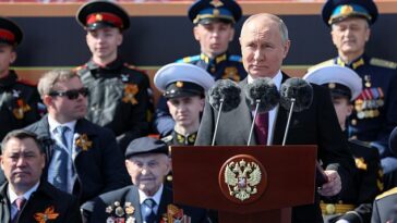 Vladimir Putin pronuncia hoy su discurso durante un desfile militar del Día de la Victoria en la Plaza Roja.