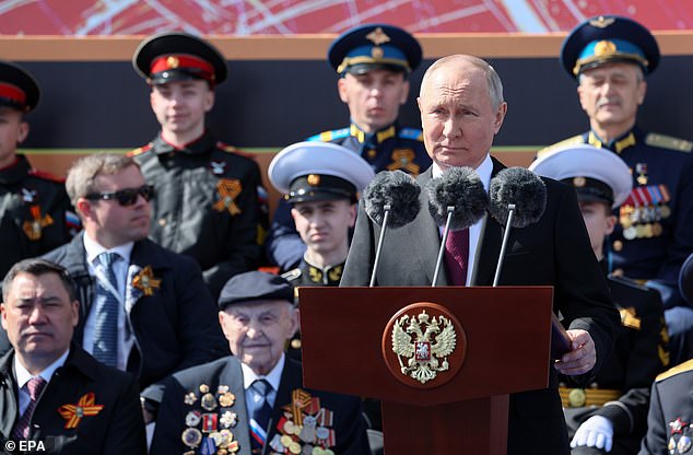Vladimir Putin pronuncia hoy su discurso durante un desfile militar del Día de la Victoria en la Plaza Roja.