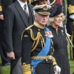 El rey Carlos, la reina Camila, Harry, el duque de Sussex y Meghan, duquesa de Sussex, observan cómo el ataúd de la difunta reina Isabel II llega al Arco de Wellington desde la Abadía de Westminster el 19 de septiembre de 2022