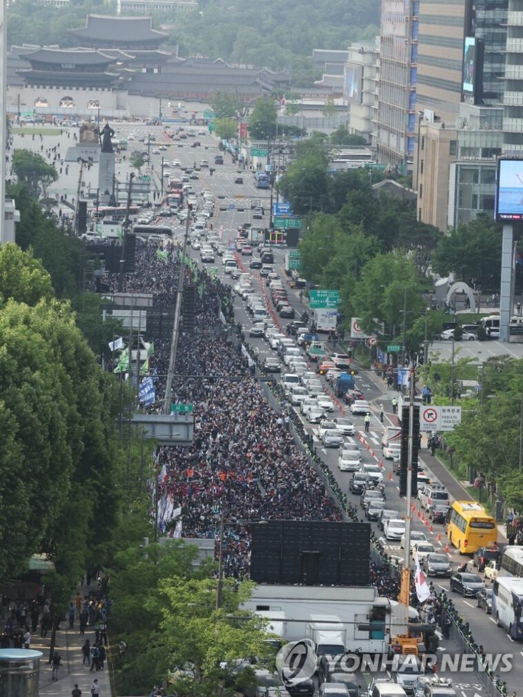 Umbrella labor union holds large-scale rally in central Seoul