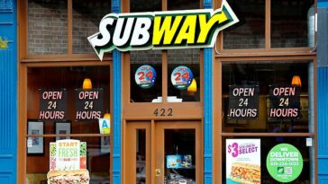 Subway ha cerrado miles de ubicaciones en EE. UU. en los últimos años debido a la expansión excesiva, las operaciones y la decoración obsoletas, los menús obsoletos y las ofertas de $ 5 pies de largo que erosionaron las ganancias de los franquiciados.