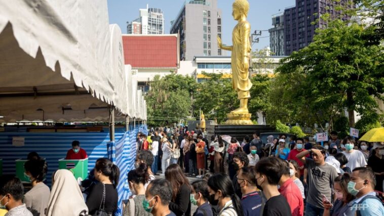 Tailandeses hacen cola en templos y escuelas cuando comienza la votación anticipada