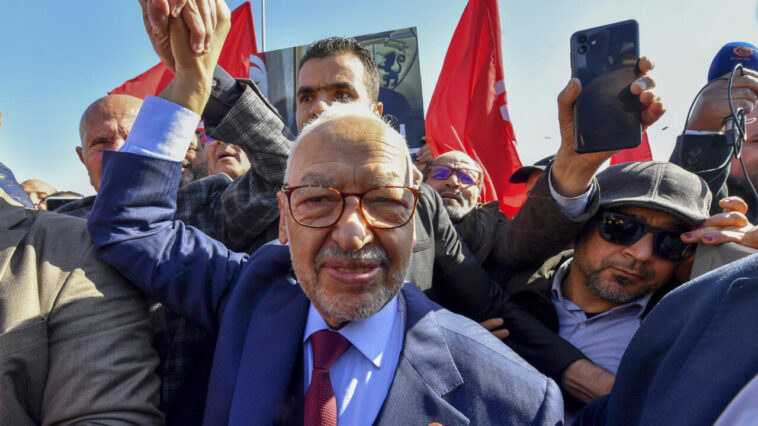 Túnez condena al líder opositor Ghannouchi a un año de prisión