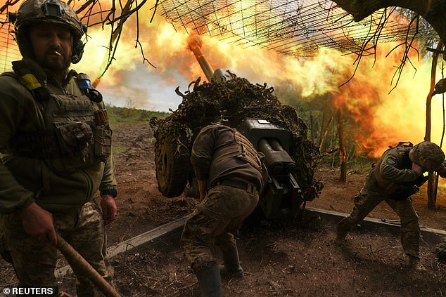 Los militares ucranianos de la 10.ª Brigada de Asalto de Montaña 'Edelweiss' disparan un obús D-30 hacia las tropas rusas en una posición en la línea del frente cerca de la ciudad de Soledar, el 6 de mayo de 2023.
