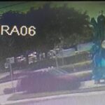 Las imágenes de vigilancia de la colisión muestran a Modrok conduciendo su automóvil rojo directamente hacia la obra de arte.