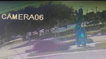 Las imágenes de vigilancia de la colisión muestran a Modrok conduciendo su automóvil rojo directamente hacia la obra de arte.