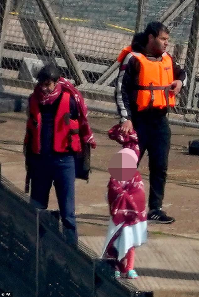 Se vio a un niño pequeño entre los inmigrantes que desembarcaban en Dover el 1 de mayo. Se vio a unas 80 personas saliendo de un bote.