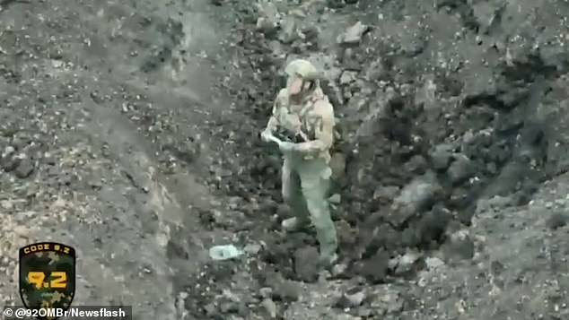 Imágenes notables muestran cómo un soldado ruso se arrastró 'a través del infierno' para rendirse a Ucrania comunicándose con un dron para seguirlo fuera de la tierra de nadie.